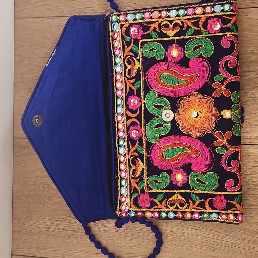 Embroidered Purse - Picture 5 of 9
